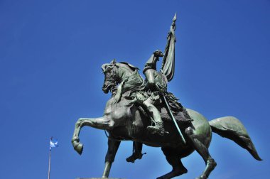 BÜNOS ARGENTINA - 11 25 2011: General Manuel Belgrano anıtı Casa Rosada 'nın (pembe ev) önündeki Arjantin hükümetinin yürütme organının resmi koltuğu.. 