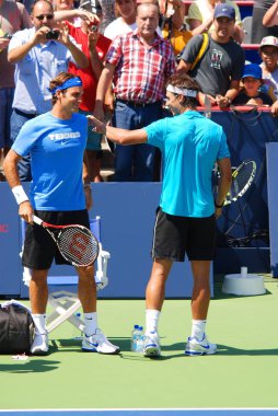 Montreal - 5 Ağustos 2011 'de Montreal, Kanada' da Raphael Nadal ve Roger Federer antrenman kortunda.