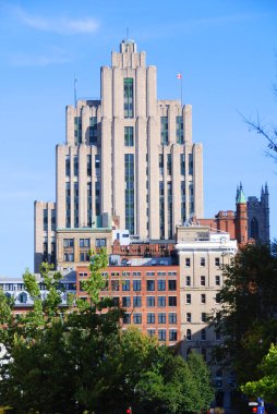 MONTREAL CANADA - 11 AUGust: The Aldred Building (Fransızca: Builfice La Prevoyance olarak da bilinir) 11 Ağustos 2012 tarihinde Montreal, Quebec 'te yer alan tarihi Place d' Armes meydanında bulunan bir sanat deco binasıdır.