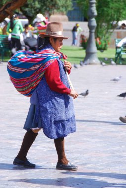 CUSCO, PERU - 14 Kasım 2010 'da Cusco City, Peru' da Armas Meydanı 'nda bakım çantasıyla Quechua kadını.