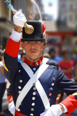 BUENOS ARGENTINE - 17 Kasım 2011 'de Arjantin' in Buenos Bölgesi 'ne gelen İtalyan göçmenlerin anısına asker kostümlü genç adamlar