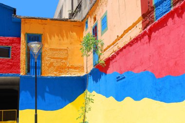BUENOS AIRES - 24 Kasım 2011 'de Buenos Aires' te La Boca Mahallesi 'nde renkli bir bölge. Sokak büyük bir turistik ilgi odağı ve bölge renkli binalarla dolu.