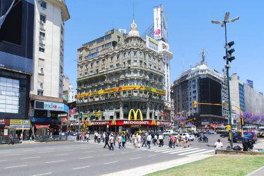 BUENOS AIRES, ARGENTINA - 25 Kasım: Avenida 9 de Julio Buenos Aires 'te bir bulvar. Adı Arjantin 'in Bağımsızlık Günü onuruna 9 Temmuz 1816. Burası dünyanın en geniş caddesi.