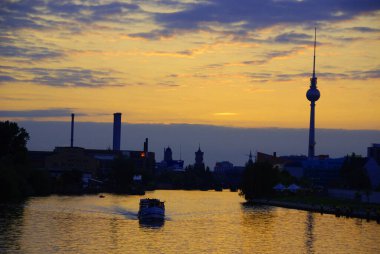 Alexanderplatz 'da bulunan Fernsehturm (Televizyon Kulesi) günbatımında siluet. Kule 1965 ve 1969 yılları arasında eski Alman Demokratik Cumhuriyeti tarafından inşa edilmiştir.