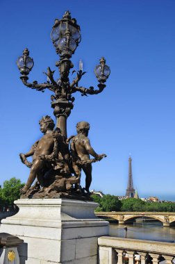 Paris, Alexandre Köprüsü 'nün heykelleri.