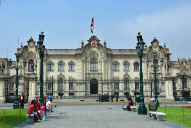 LIMA, PERU - NOV. 24 Kasım 2009 'da Plaza de Armas' daki hükümet sarayı Lima, Peru 'da Lima Tarihi Merkezi' nde yer aldı..