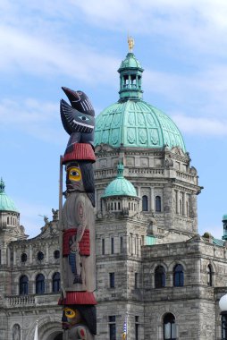 Britanya Kolombiya Parlamentosu binaları Victoria, British Columbia, Kanada 'da bulunmaktadır ve Britanya Kolumbiyası Yasama Meclisi' ne ev sahipliği yapmaktadır..