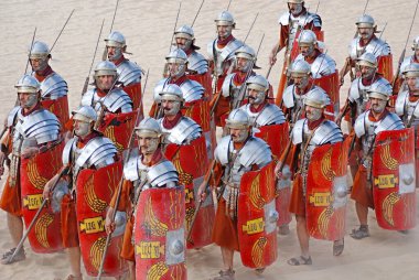 25 Kasım 2009 'da Ürdünlü erkekler, Ürdün' ün başkenti Jerash 'ta bir Roma ordusunun yeniden canlandırma gösterisi sırasında Romalı asker gibi giyindiler.