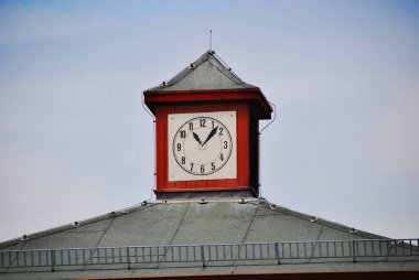 SACHSENHAUSEN-ORANIENBURG, GERMANY - 24 Mayıs: 1936 'dan 24 Mayıs 2010' da Sachsenhausen Almanya 'sında Üçüncü Reich' ın sonuna kadar siyasi tutuklular için öncelikli olarak kullanılan Nazi toplama kampının kurtuluş saati.