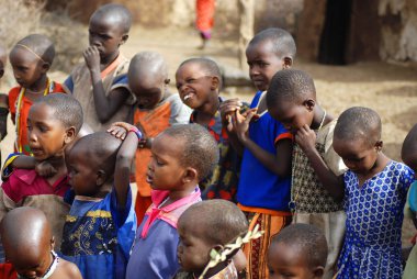 AMBOSELI, KENYA - 13 Ekim 2011 'de Kenya, Masai Mara' da inek gübresi ile evde yaşayan kimliği belirsiz Afrikalı çocuklar. 