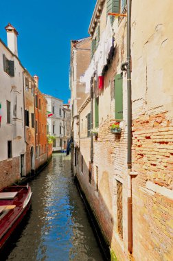 Venedik - 12 Haziran 2011 'de Venedik, İtalya' da Venedik Kanalı. Venedik 'e yılda 20 milyondan fazla turist geliyor..