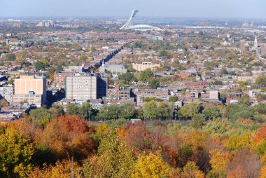 MONTREAL QUEBEC - 08 Ekim 2010: Şehrin manzarası ve Mount Royal Olimpiyat Stadyumu. Quebec eyaletinin en büyük şehri ve Kanada 'nın ikinci şehridir.