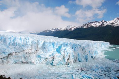Perito Moreno Buzulu, Arjantin 'in Santa Cruz eyaletindeki Los Glaciares Ulusal Parkı' nda bulunan bir buzuldur. Patagonya 'nın en önemli turistik merkezlerinden biridir.