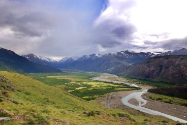 El Chaltn, Arjantin 'in Santa Cruz eyaletinin Cerro Torre ve Cerro Fitz Roy dağlarının eteklerindeki Los Glaciares Ulusal Parkı' nda yer alan küçük bir dağ köyüdür..