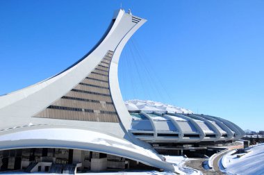 Montreal, Kanada - 26 Şubat 2012 'de Montreal Olimpiyat Stadyumu ve kulesi. Dünyanın en yüksek eğimli kulesi. Olimpiyat turu 175 metre uzunluğunda ve 45 derecelik açıyla yapılıyor.