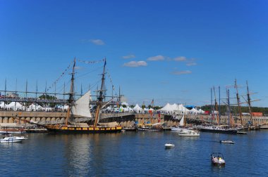 Rıhtımdaki Uzun Gemiler 'in ikinci baskısı için, Eski Liman' da ziyaretçileri bekleyen altı uzun gemi var: Niagara, Baltimore II 'nin Gururu, Lynx, Meydan Okuma, Pathfinder II ve St. Lawrence II.