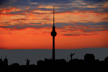 BERLİN GERMANY - 25 Mayıs: Fernsehturm (Televizyon Kulesi), Almanya 'nın başkenti Alexanderplatz' da bulunan 25 Mayıs 2010 'da inşa edildi.