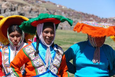 Sacsayhuaman, Peru - 25 Kasım 2010: Geleneksel Keçuva Giysileri içindeki gençler tipik bir dansçı gösterisi sonrasında. 