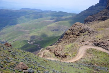 SANI PASS, Güney Afrika - 24 Mart 2018: Sani Geçidi 'nde saç tokası bükülüyor. Geçitte dört teker çekişli araçlar görülüyor.