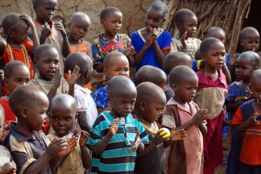 AMBOSELI, KENYA - 13 Ekim 2011 'de Kenya, Masai Mara' da inek gübresi ile evde yaşayan kimliği belirsiz Afrikalı çocuklar. 