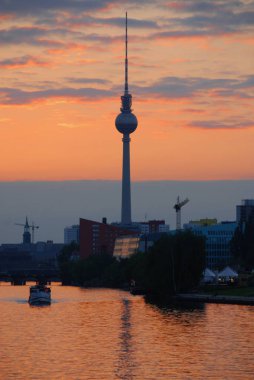 Alexanderplatz 'da bulunan Fernsehturm (Televizyon Kulesi) günbatımında siluet. Kule 1965 ve 1969 yılları arasında eski Alman Demokratik Cumhuriyeti tarafından inşa edilmiştir.