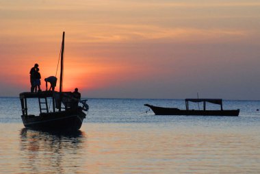 Zanzibar, Tanzanya 'da günbatımında Dhow yelkenlisi