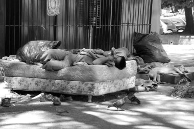 BUENOS ARGENTINA - 22 Kasım 2011 'de Buenos Aires Arjantin' de park halinde dinlenen genç evsiz adam Buenos Aires 'in üçte biri yoksulluk sınırının altında yaşıyor.