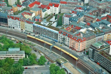 BERLİN GERMANY - 16 Mayıs 2010 Berlin Fernsehturm Kulesi 'nin turistik platformundan şehir manzarası