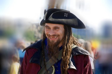 MONTREAL, CANADA - 18 Eylül 2011 'de Kanada' nın Montreal şehrinde Les Grands Voiliers sur les Quais 2011Tall Gemileri festivaline korsan olarak katılan adam