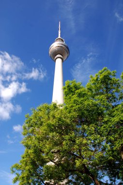 BERLİN GERMANY - 25 Mayıs: Fernsehturm (Televizyon Kulesi), Almanya 'nın başkenti Alexanderplatz' da bulunan 25 Mayıs 2010 'da inşa edildi.