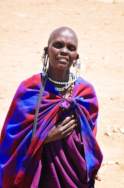 タンザニア 11月26日 装飾品を持つマサイ族の女性 女性は彼らの頭を剃る彼らの装飾品によってのみ男性とは異なる タンザニアのセレンゲティで2011年11月26日 — ストック写真