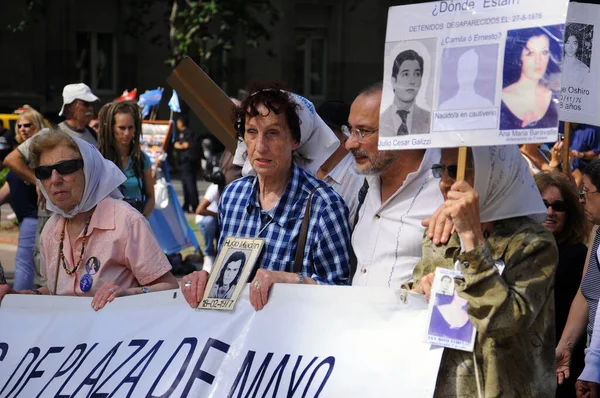 Buenos Aires Argentina 11月17 アルゼンチンのブエノスアイレスで未確認の女性が11月17日に マヨー広場の母親 と行進 — ストック写真