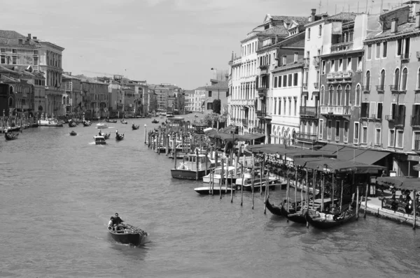 ヴェネツィア イタリア 6月12 イタリアのヴェネツィアで2011年6月11日にグランド運河上のボートで食べ物の輸送 ヴェネツィアには毎年2000万人以上の観光客が訪れます — ストック写真