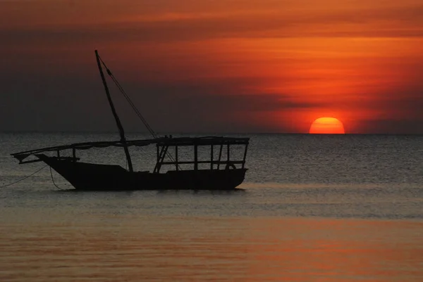 Pescadores Dhow Barco Pôr Sol Partir Longo Dia Mar Tomado — Fotografia de Stock