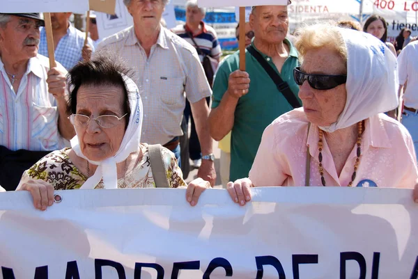 ブエノスアイレス アルゼンチン 11月17日 アルゼンチンのブエノスアイレスで マヨール広場の母親 と一緒に正体不明の女性が行進し 11月17日に彼女の子供の失踪日と白いショールを身に着けています — ストック写真