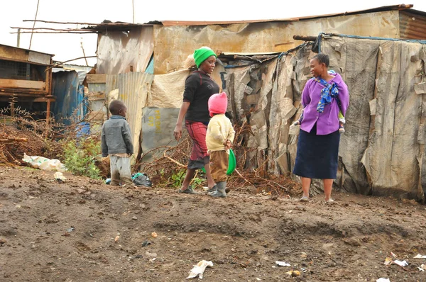 Nairobi Kenya Oct Pessoas Não Identificadas Caminham Lama Através Favela — Fotografia de Stock