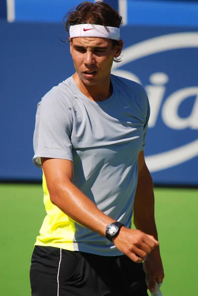 蒙特利尔 2011年8月7日 费德勒在加拿大蒙特利尔的罗杰斯杯球场 费德勒是一名瑞士职业网球选手 他以创纪录的237周的成绩占据了一个位置 — 图库照片