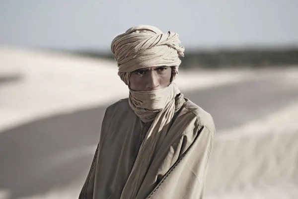 Douz Tunisia Octubre Hombre Beduino Identificado Viste Ropa Tradicional Desierto —  Fotos de Stock