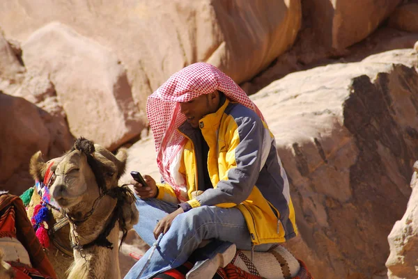 Petra Jordão Nov Homem Não Identificado Aguarda Turistas Para Passear — Fotografia de Stock