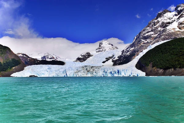 阿根廷拉戈蒂诺冰河上的冰川是阿根廷圣克鲁斯巴塔哥尼亚省的一个湖泊 该湖泊位于洛斯冰川国家公园内 风景秀丽 冰川众多 — 图库照片