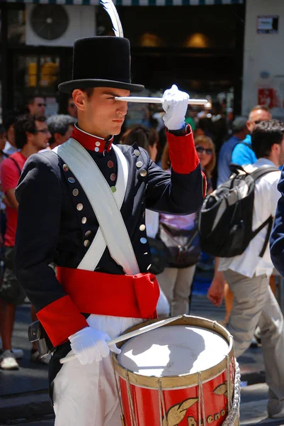 Buenos Aires Argentina Noviembre 2011 Desfile Jóvenes Identificados Disfrazados Soldado —  Fotos de Stock