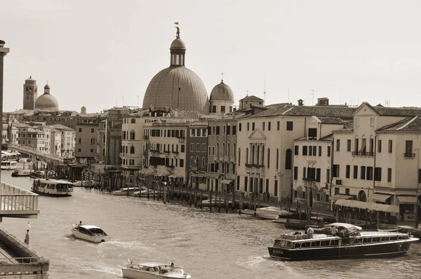 Venice June 관광객들 2011 이탈리아 베니스에 대운하를 방문한다 이넘는 관광객 — 스톡 사진
