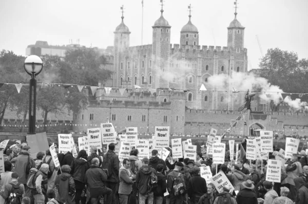 London England Junho Pessoas Manifestando Contra Monarquia Por Uma República — Fotografia de Stock