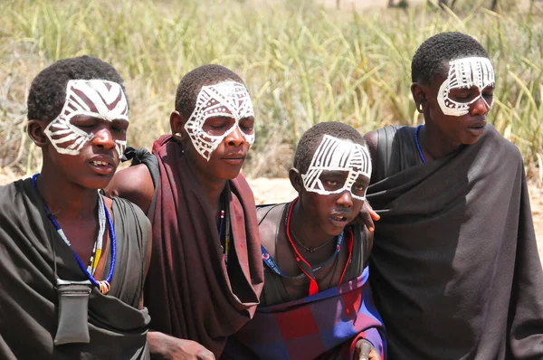 Serengeti Tanzania Octubre Hombres Masai Jóvenes Identificados Moran Visten Negro — Foto de Stock