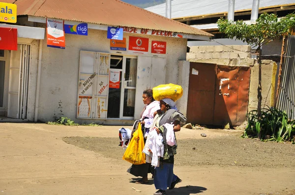 Arusha Tanzanien Okt Oidentifierade Masaier Som Vandrar Genom Byn Arusha — Stockfoto