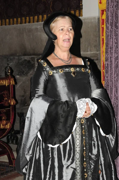 Edinburgh Scotland May Woman Medieval Dress Entertain Tourists Edinburgh Castle — Stockfoto