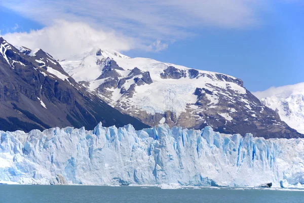 莫雷诺冰川 Perito Moreno Glacier 是位于阿根廷圣克鲁斯省Los Glaciares国家公园的一座冰川 它是阿根廷巴塔哥尼亚最重要的旅游胜地之一 — 图库照片