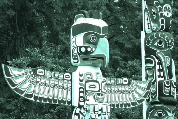 图腾柱是由北美西北太平洋海岸土著人民的文化所雕刻的巨大的雕塑 主要由西红色雪松雕刻而成 — 图库照片