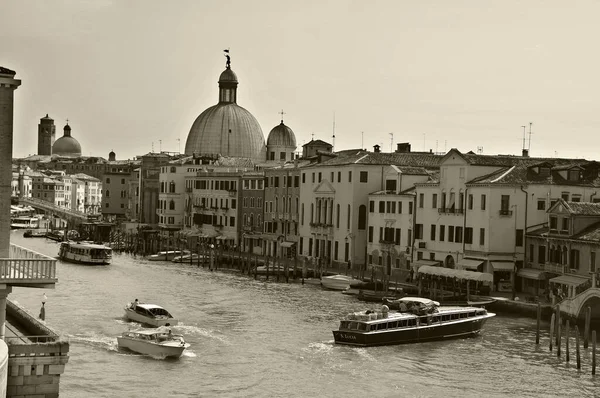 Venice June 관광객들 2011 이탈리아 베니스에 대운하를 방문한다 이넘는 관광객 — 스톡 사진