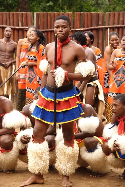 MANZINI, SWAZILAND - 25 Kasım 2010 Manzini, Svaziland 'daki bir Swazi şovunun sunumu sırasında, tanımlanamayan gençler geleneksel giysiler giyip dans ediyorlar